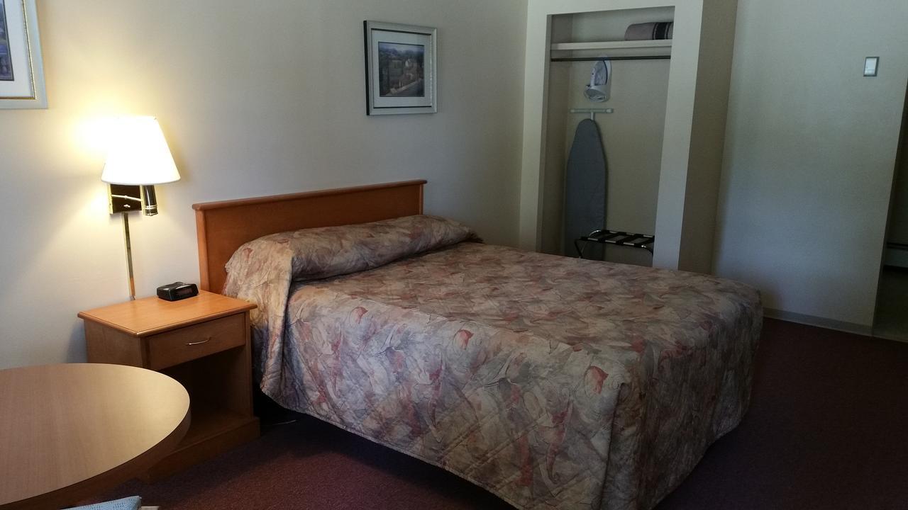 Yellowhead Motel Вейлмаунт Экстерьер фото